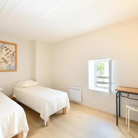 Casa de Férias Maison Renovee Avec Jacuzzi Et Cuisine D'ete Au Centre Du Village - Fr-1-434-97 *