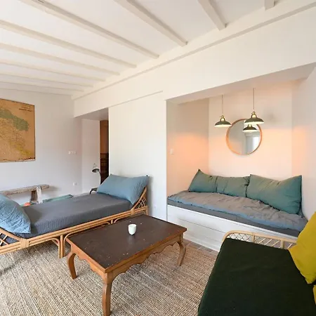 Casa de Férias Maison Renovee Avec Jacuzzi Et Cuisine D'ete Au Centre Du Village - Fr-1-434-97 *