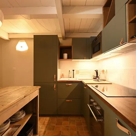 Casa de Férias Maison Renovee Avec Jacuzzi Et Cuisine D'ete Au Centre Du Village - Fr-1-434-97 *
