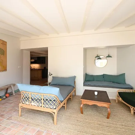Casa de Férias Maison Renovee Avec Jacuzzi Et Cuisine D'ete Au Centre Du Village - Fr-1-434-97