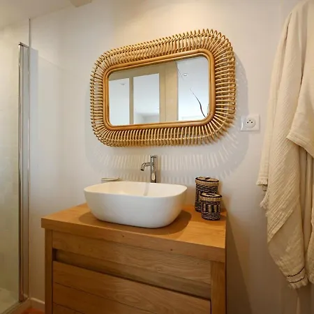 Maison Renovee Avec Jacuzzi Et Cuisine D'ete Au Centre Du Village - Fr-1-434-97