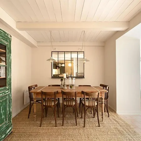 Casa de Férias Maison Renovee Avec Jacuzzi Et Cuisine D'ete Au Centre Du Village - Fr-1-434-97 *