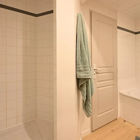 Casa de Férias Maison Renovee Avec Jacuzzi Et Cuisine D'ete Au Centre Du Village - Fr-1-434-97 *