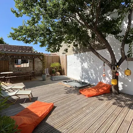 Maison Renovee Avec Jacuzzi Et Cuisine D'ete Au Centre Du Village - Fr-1-434-97 * La Couarde-sur-Mer
