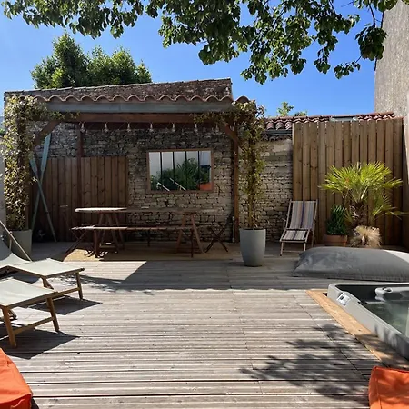 Casa de Férias Maison Renovee Avec Jacuzzi Et Cuisine D'ete Au Centre Du Village - Fr-1-434-97 *