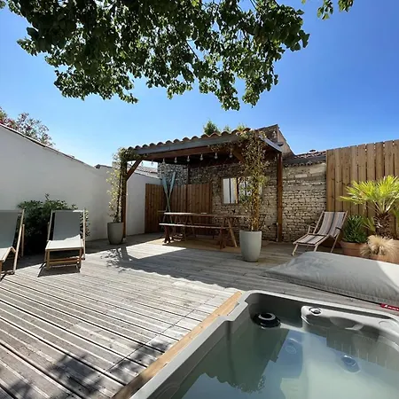 Maison Renovee Avec Jacuzzi Et Cuisine D'ete Au Centre Du Village - Fr-1-434-97