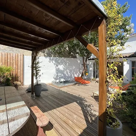 Casa de Férias Maison Renovee Avec Jacuzzi Et Cuisine D'ete Au Centre Du Village - Fr-1-434-97